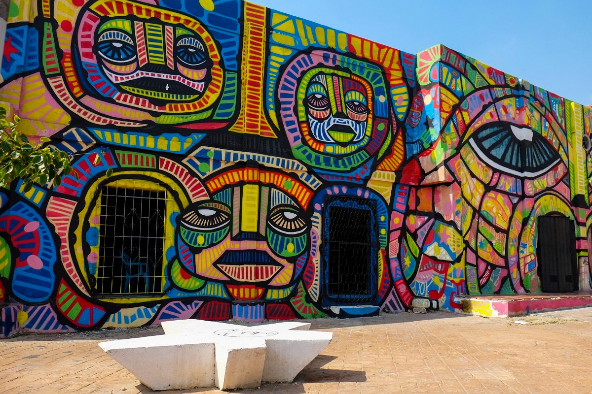 Murales coloridos en Barrio Abajo, Barranquilla.