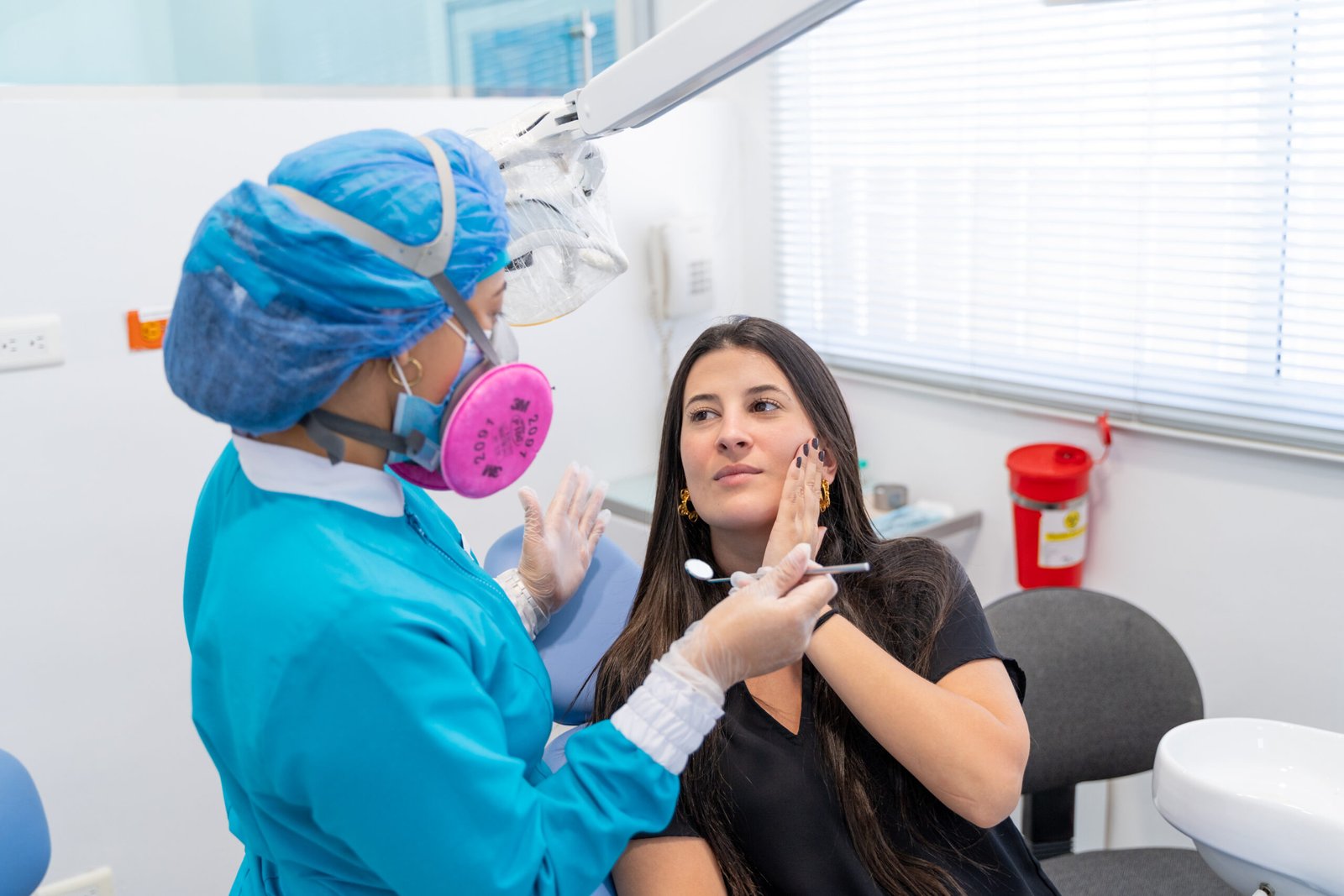 Mujer siendo revisada por odontologo