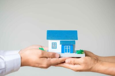 Entregan más de 100 títulos de vivienda a familias para navidad