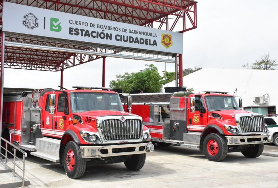 Homenaje a los héroes, Barranquilla aplaudió a los bomberos que controlaron incendio en Vía 40