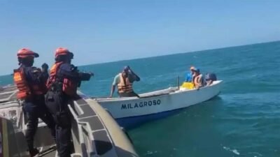 Sanos y salvos: así fue el rescate de tres pescadores en Puerto Colombia