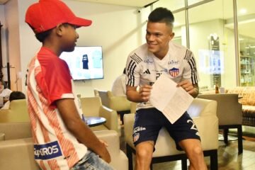 El emotivo gesto de un hincha de Junior con Wálmer Pacheco en Medellín previo a la final